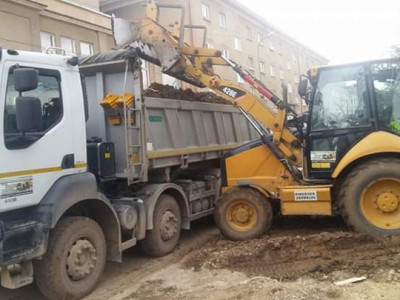 Nákladná autodoprava. Zemné práce a výkopové práce